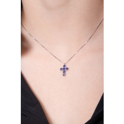 Collier en or blanc 18k avec croix ornée de saphirs bleus 2