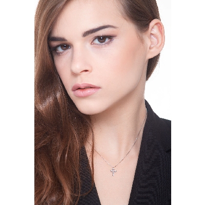 Collier en or blanc 750 avec croix carrée et diamants