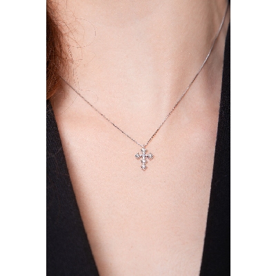 Collier en or blanc 750 avec croix carrée et diamants