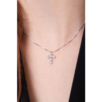 Collier en or blanc 18k avec croix carrée et diamants
