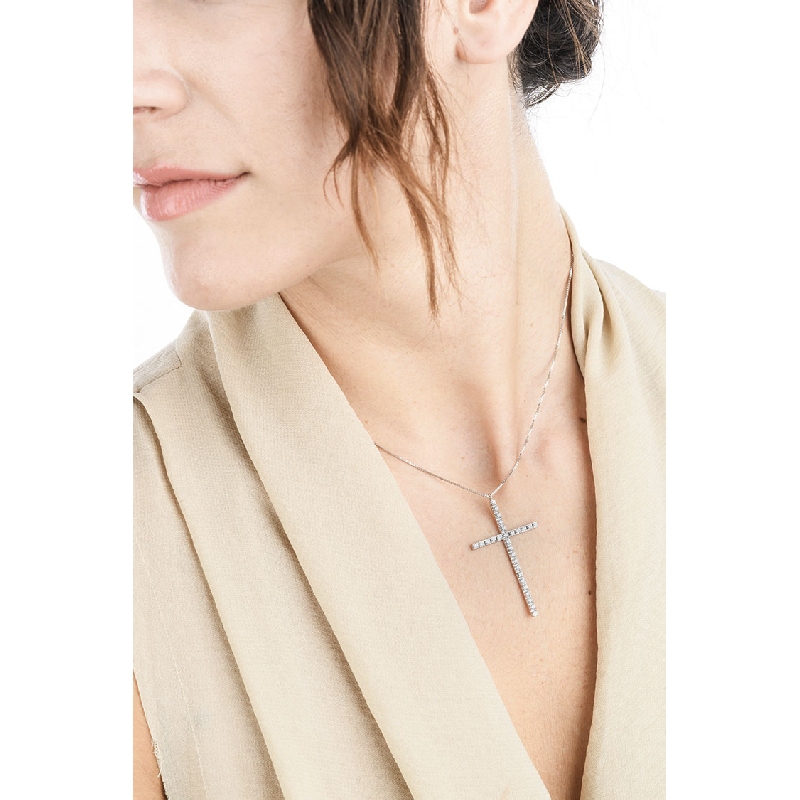 Collier avec croix en or blanc 18 carats avec diamants