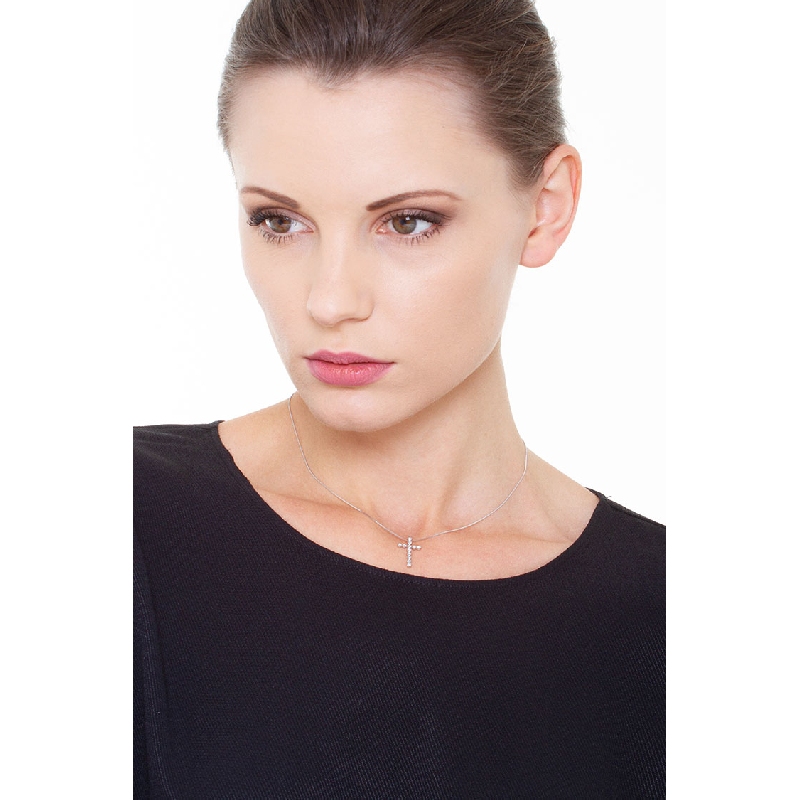 Collier avec pendentif croix en or blanc 18k et diamants