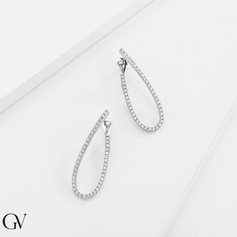 Boucles d’oreilles ovales allongées en or blanc 18k avec diamants