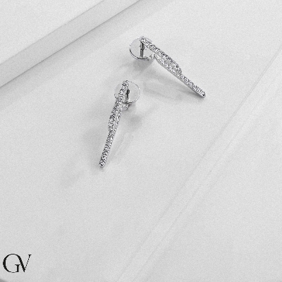 Boucles d’oreilles en or 18k avec trois rangées de diamants en cascade