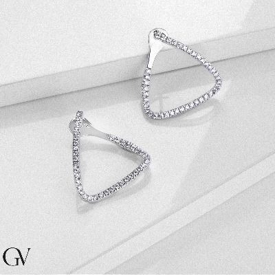 Boucles d'oreilles triangle en or blanc 18k serties de diamants 