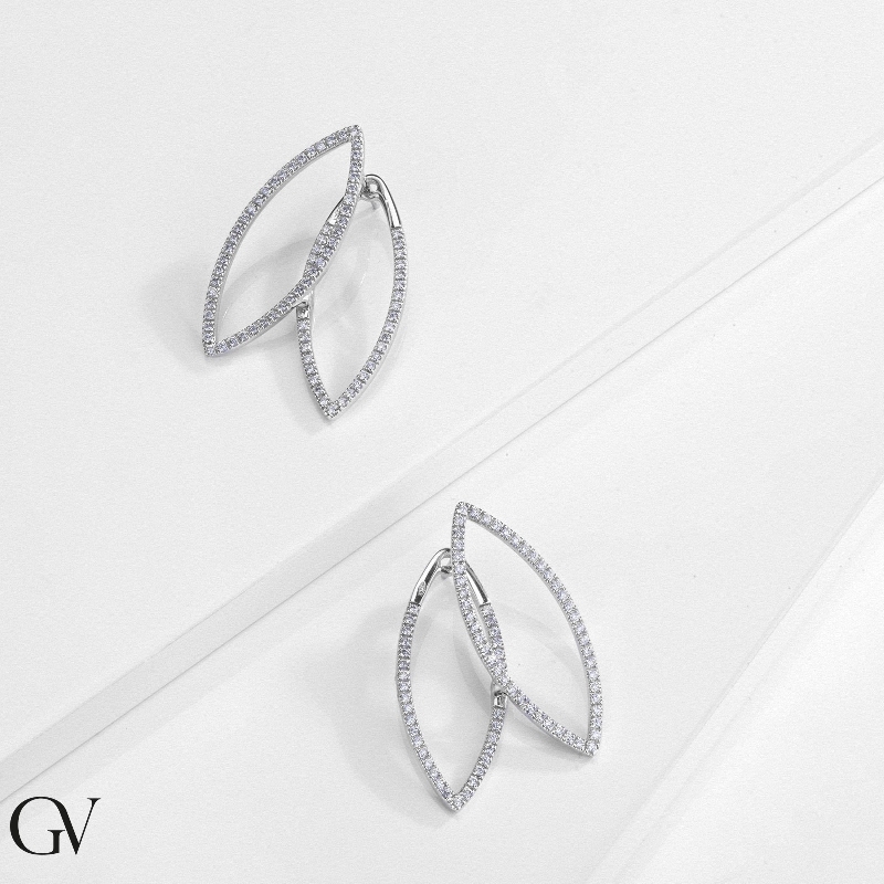 Boucles doreilles double ovale en or blanc 18k avec diamants