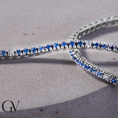 Bracelet tennis griffes en or blanc 18K avec saphirs bleus et diamants