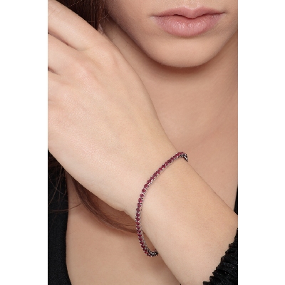 Bracelet tennis carré en or blanc 18k avec rubis rouges