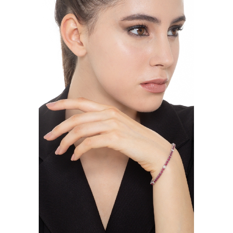 Bracelet tennis à griffes en or blanc 18 ct serti de rubis