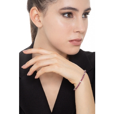 Bracelet tennis à griffes en or blanc 18 ct serti de rubis