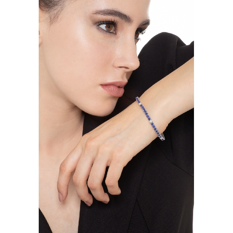 Bracelet tennis à griffes en or blanc 18 carats serti de saphirs bleus