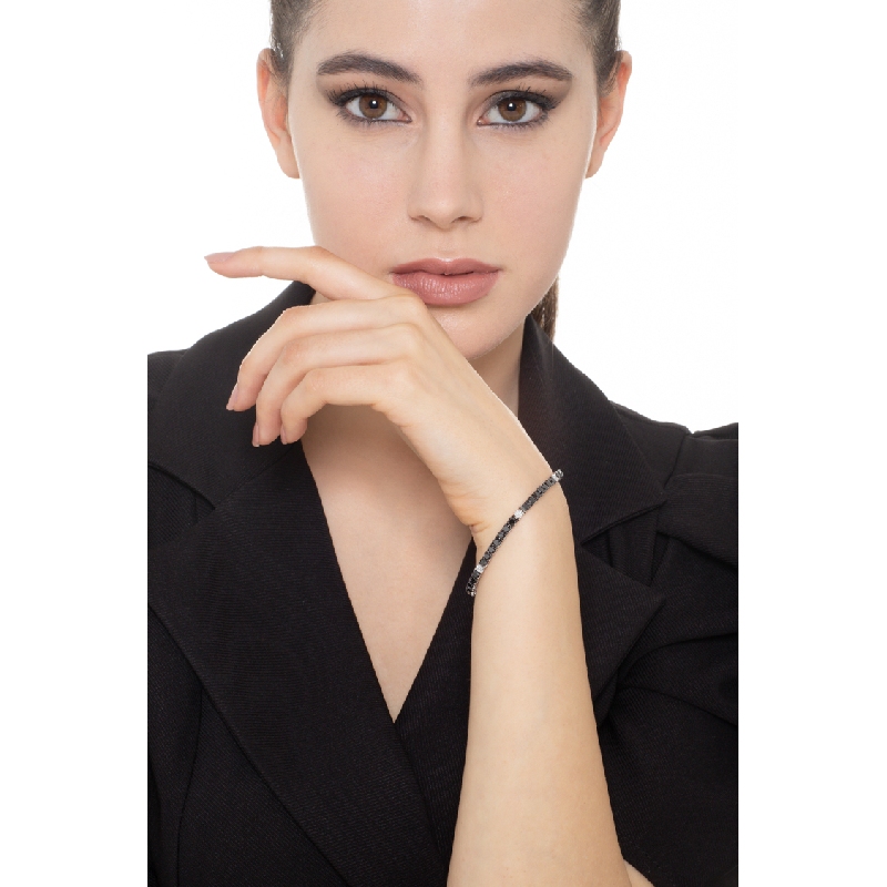 Bracelet tennis en or blanc 18k serti de diamants noirs alternés avec des diamants 