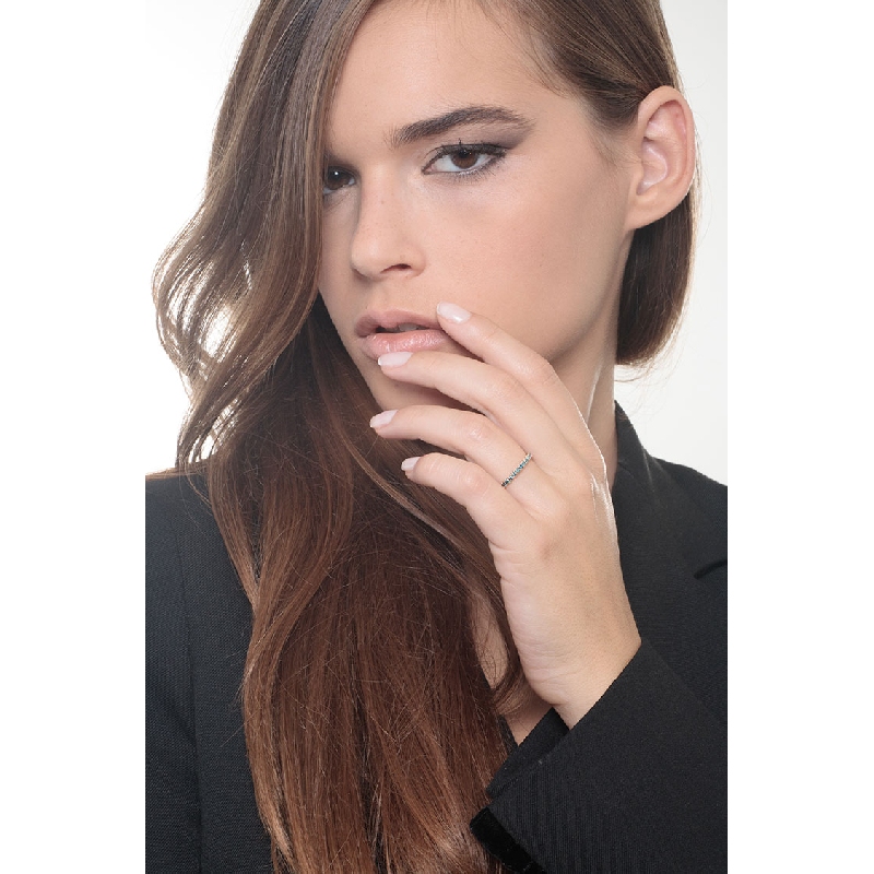 Bague Eternity griffes en or rose 18k avec diamants bleus