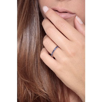 Bague Eternity en or rose 18k avec saphirs bleus