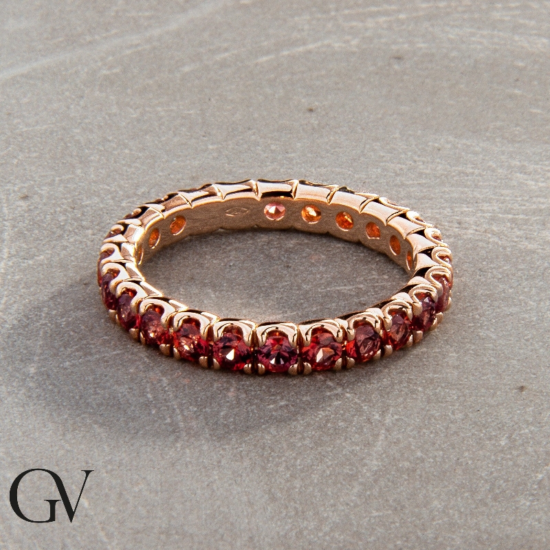 Bague Eternity en or rose 18k avec saphirs orange et diamants