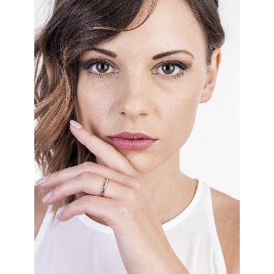 Alliance en or blanc et jaune 18k avec un diamant