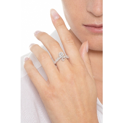 Bague croisée motif floral en or blanc 18k avec diamants