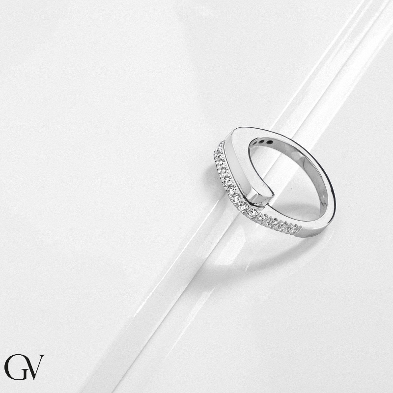 Bague contrarié design en or blanc 18k avec diamants