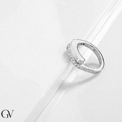 Bague contrarié design en or blanc 18k avec diamants