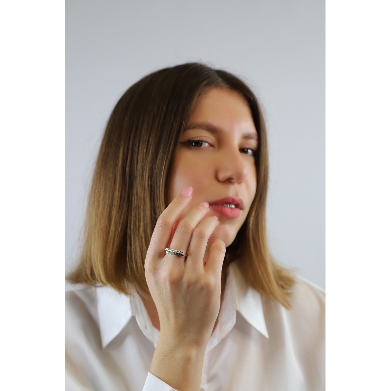 Bague contrarié design en or blanc 18k avec diamants