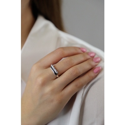 Bague contrarié design en or blanc 18k avec diamants