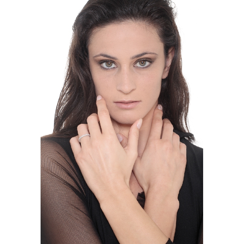  Bague design en or blanc 18k sertie de diamants