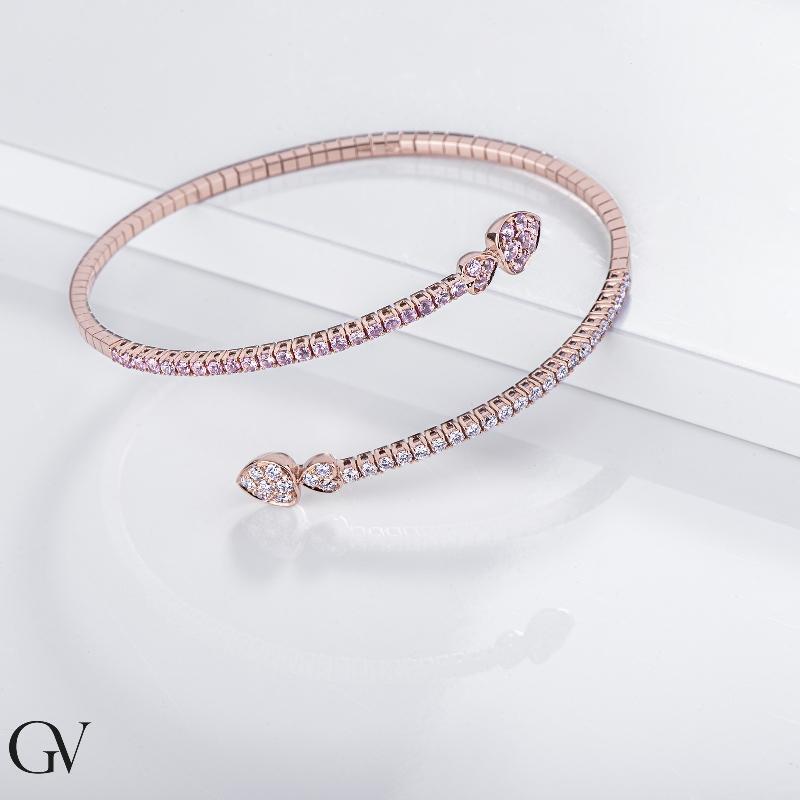 Bracelet Semi Rigide en Or Rose 18K avec Cœurs Diamants et Saphirs Roses