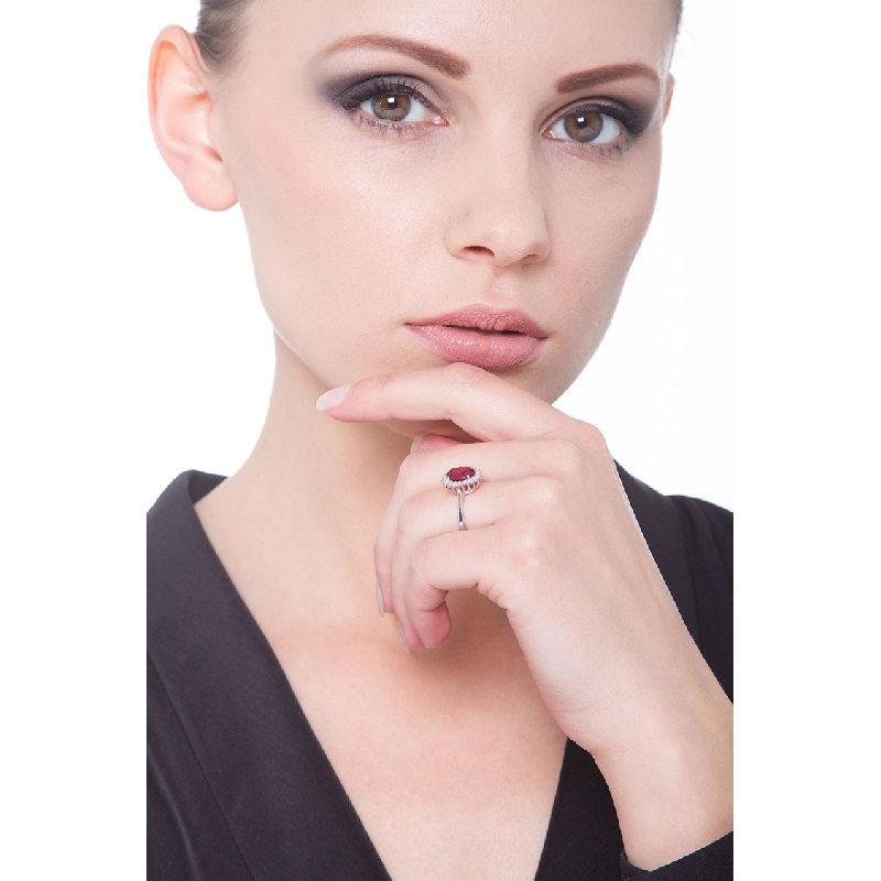 Bague de fiançailles en or blanc 18k avec rubi et diamants