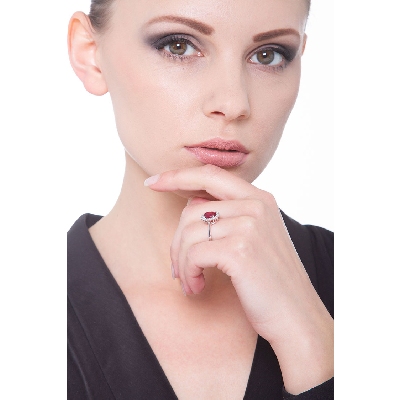 Bague de fiançailles en or blanc 18k avec rubi et diamants