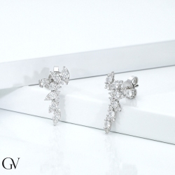 Boucles d’oreilles design en or blanc 18k avec diamants 2