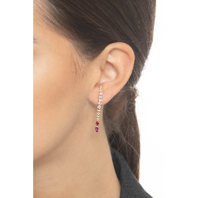Boucles d’oreilles en or rose 18k avec pendants en rubis et diamants