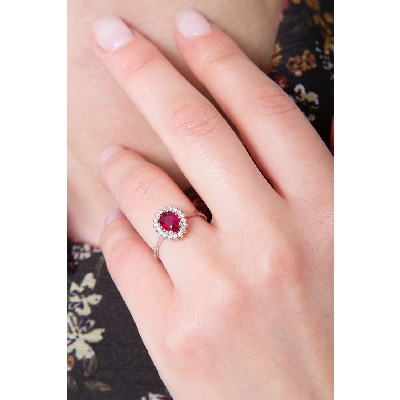 Bague or blanc 18k sertie d'un rubis taille ovale