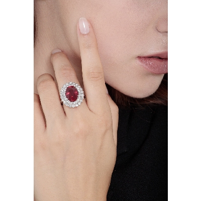 Bague rubis ovale sertie d'une double rangée de diamants et or blanc 18k