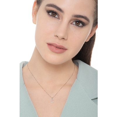 Collier avec lettre prénom  O en or blanc et diamants