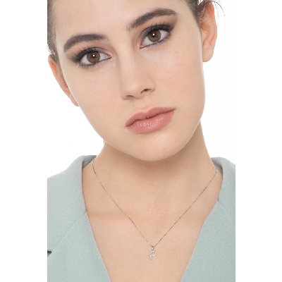 Collier avec lettre prénom  P en or blanc et diamants
