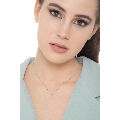 Collier avec lettre prénom  U en or blanc et diamants