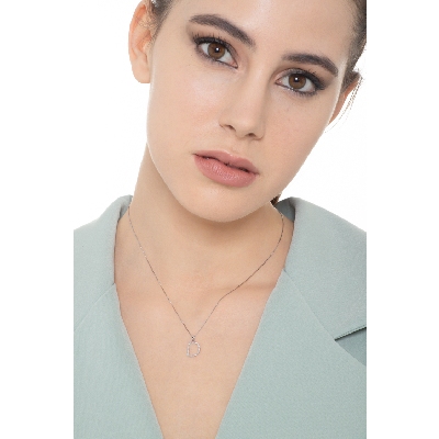 Collier pendentif lettre  D en or blanc 18K et diamants