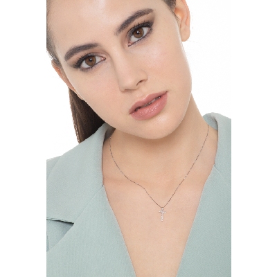 Collier pendentif lettre  T en or blanc 18K et diamants