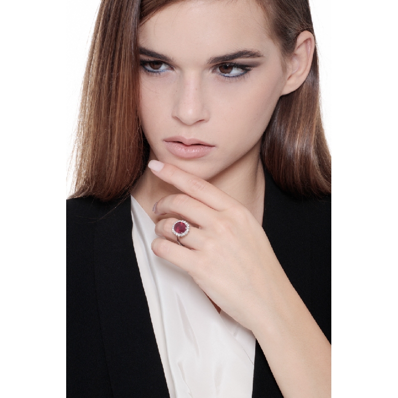 Bague en or blanc 18k avec rubis ovale et halo de diamants