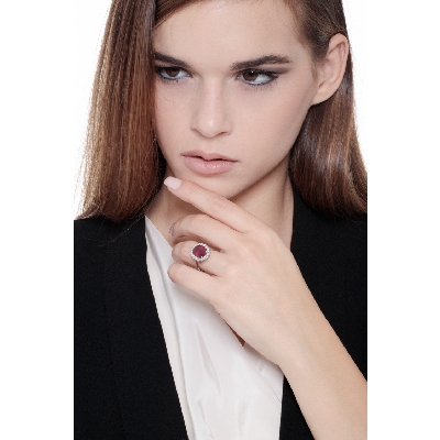 Bague en or blanc 18k avec rubis ovale et halo de diamants