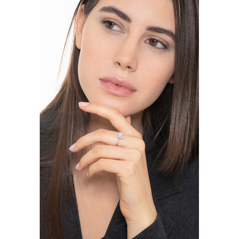 Bague en or blanc 18k avec diamants en forme de fleur