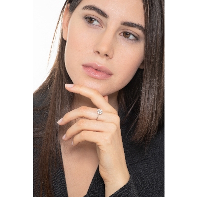 Bague en or blanc 18k avec diamants en forme de fleur