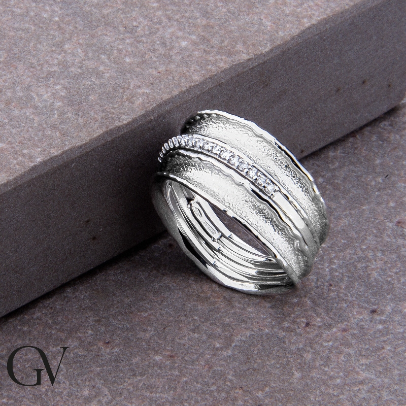 Bague fantaisie en or blanc 18k avec diamants