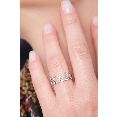 Bague en or blanc 18k avec le prénom GIULIA serti de diamants