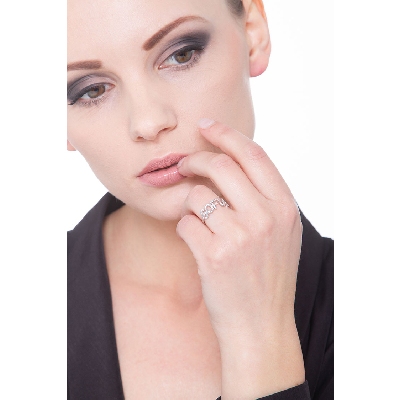 Bague en or blanc 18k avec le prénom SOFIA serti de diamants