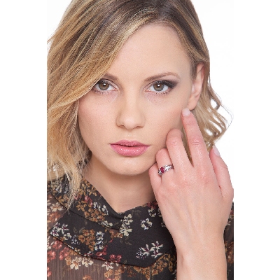 Bague en or blanc 18 carats avec un rubis et diamants