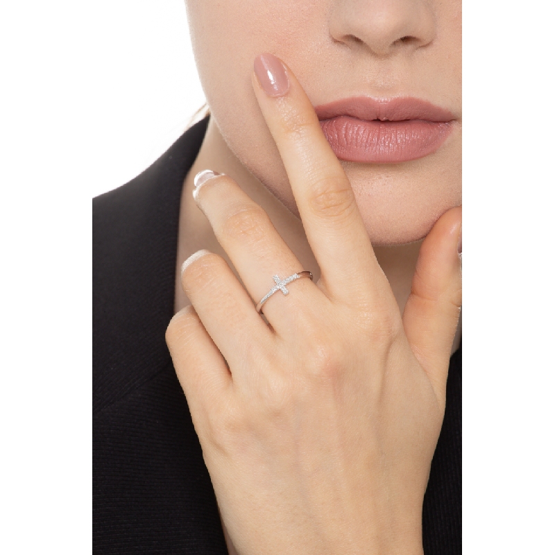 Bague avec croix en or blanc 18k et diamants