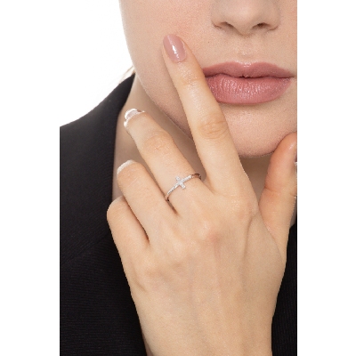 Bague avec croix en or blanc 18k et diamants