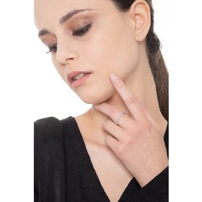 Bague femme en or blanc 18k avec design ondulé et diamants