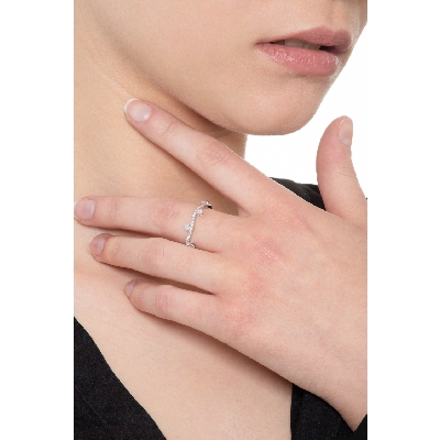 Bague femme en or blanc 18k avec design ondulé et diamants